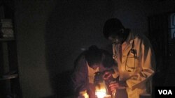 Millions of Africans don’t have access to electricity and must make do with potentially dangerous kerosene lamps for light (SELF)