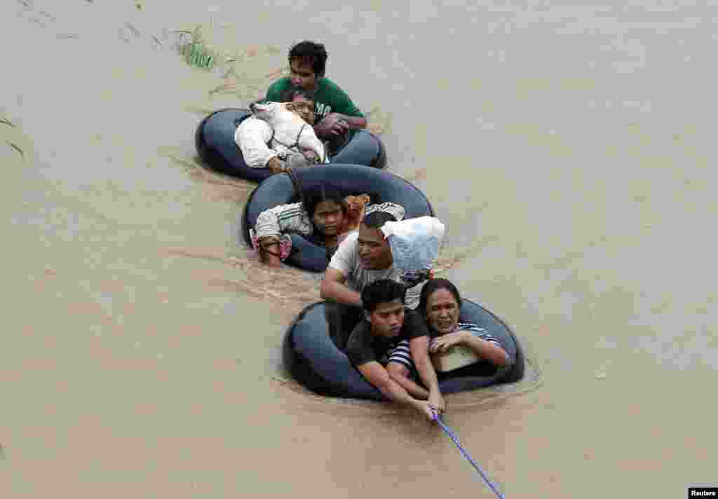 Para korban yang terjebak banjir dievakuasi ke tempat aman di kota Butuan, Mindanao, Filipina selatan. 