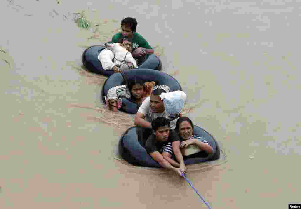 Flood victims are evacuated from heavy flooding brought by tropical depression &quot;Agaton&quot;, in Butuan, in the southern Philippine island of Mindanao.