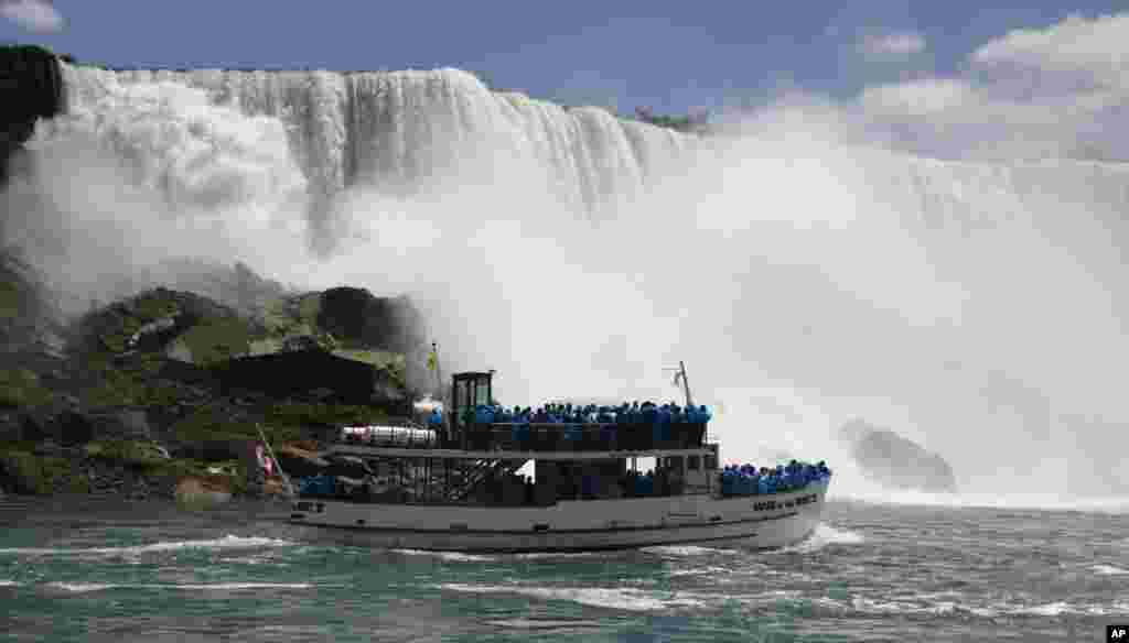 游客乘坐 &ldquo;雾中少女&rdquo;（Maid of the Mist)号游船抵达瀑布脚下。