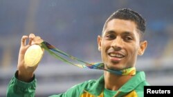 Le Sud-Africain Wayde van Niekerk présente sa médaille en or sur le podium aux Jeux Olympiques de Rio, Brésil, 15 août 2916.