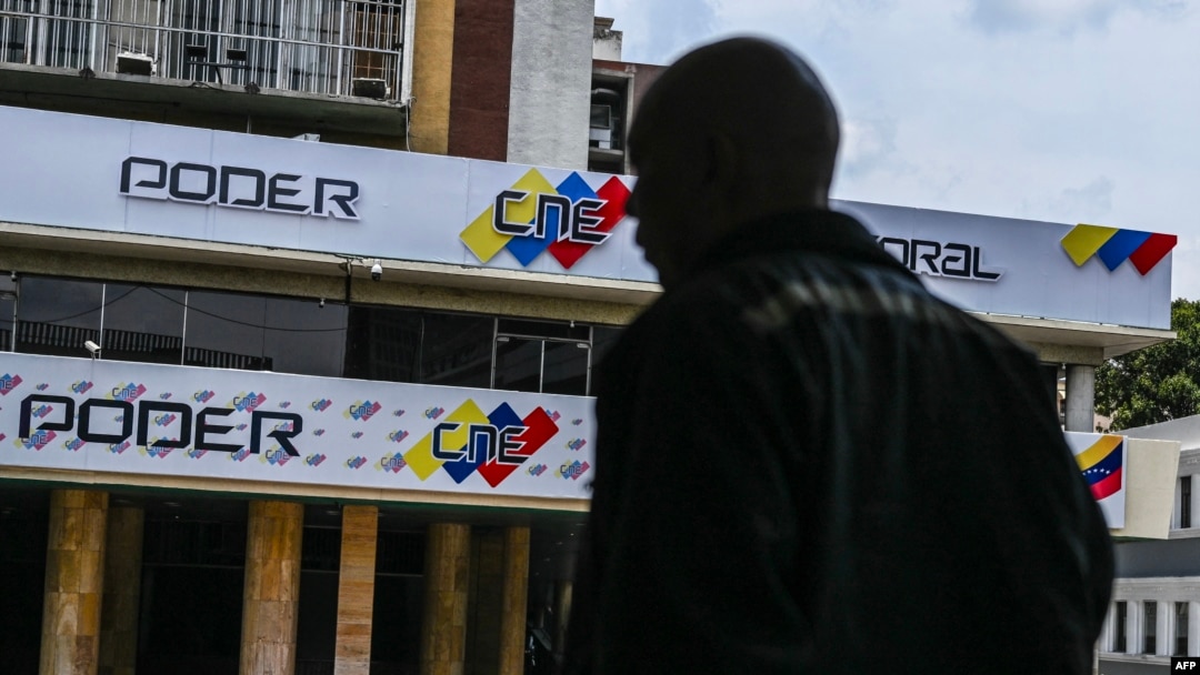 Un hombre camina frente a un punto de actualización de datos de votantes del CNE venezolano, en Caracas, el pasado 16 de abril de 2024.