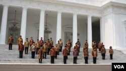 Presiden Joko Widodo, Wakil Presiden Jusuf Kalla dan 34 menteri Kabinet Kerja di tangga Istana Merdeka, Jakarta (27/10). (VOA/Andylala Waluyo)