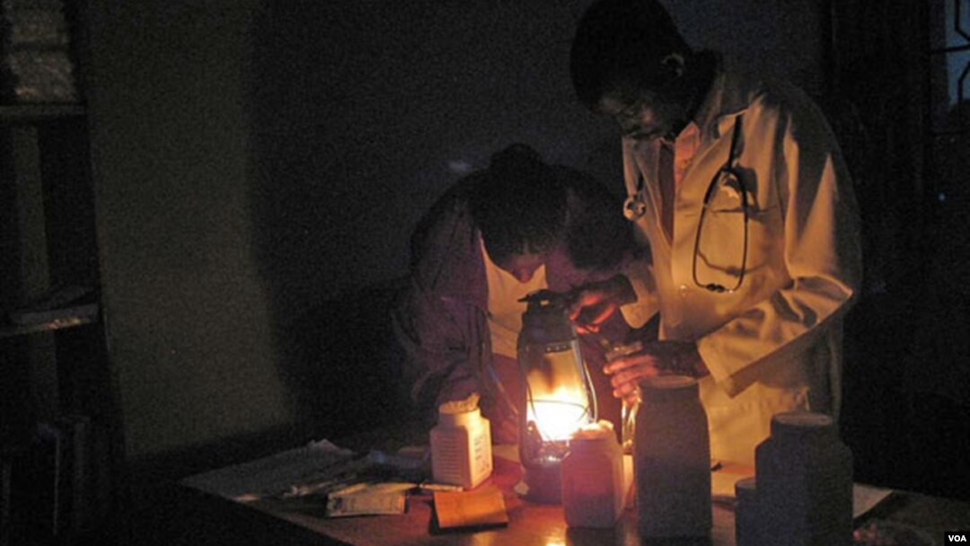 Jutaan orang di Afrika tidak punya akses terhadap listrik dan harus menggunakan lampu minyak tanah yang berbahaya untuk penerangan.