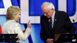 Le sénateur du Vermont Bernie Sanders et l'ancienne secrétaire d'Etat Hillary Clinton lors d'un débat à New York le 14 avril 2016.