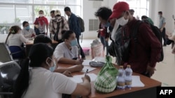 နေရပ်ပြန်လာသူများကို ထိုင်း-မြန်မာနယ်စပ် မြဝတီဂိတ်တွင် တွေ့ရ (သတင်းဓာတ်ပုံ - မတ် ၂၃၊ ၂၀၂၀)