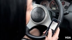 Un reciente estudio revela que la capacidad de reacción disminuye en un 35% cuando se conduce leyendo y escribiendo texto.