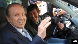 Abdelaziz Bouteflika, alors président de l'Algérie (g) et son frère Saïd Bouteflika à Alger, le 10 avril 2009.