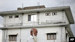 A resident walks past the compound where US Navy SEAL commandos killed Osama bin Laden in Abbottabad, Pakistan, May 05, 2011 (file photo).