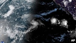 Esta imagen satelital proporcionada por la Administración Nacional Oceánica y Atmosférica (NOAA) muestra la tormenta tropical Hone y el huracán Gilma ubicados al sureste de Hawái, el jueves 22 de agosto de 2024.