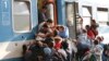 Migrantes varados en Hungría al suspender partida de trenes