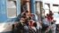 Migrantes luchan por abordar un tren en la estación de Keleti en Budapest.