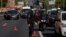 Policajac sa zaštitnom maskom reguliše saobraćaj u Madridu