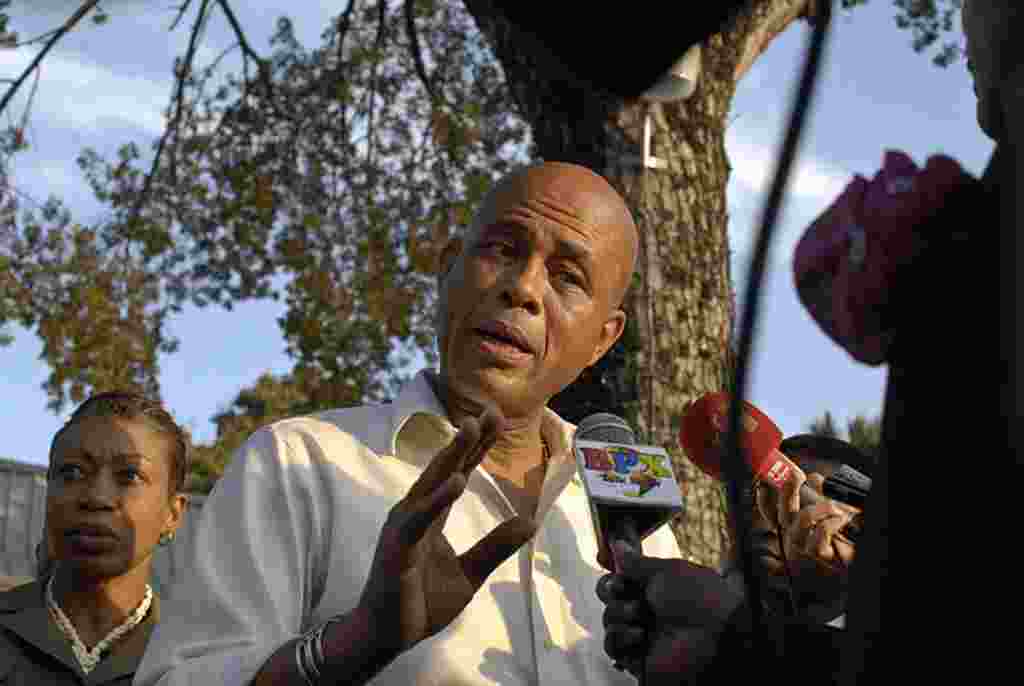 El presidente de Haití, Michel Martelly reacciona a las preguntas de los periodistas después de salir de un evento que conmemora el segundo año del devastador terremoto.