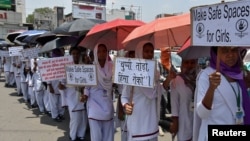 Para siswi mengacungkan poster-poster dalam unjuk rasa memprotes pemerkosaan dua remaja putri di distrik Chatra dan Pakur, di Jharkhand, di negara bagian sebelah timur, di Ranchi, India, 8 Mei 2018.