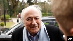 ប្រទេស​ស្វីស​បានបើក​ការ​ស៊ើប​អង្កេត​ព្រហ្មទណ្ឌ​ចំពោះ​សំណុំ​រឿង​លោក​ Sepp Blatter (ខាងលើ) ដែល​ជា​នាយក​ស្ថាប័ន​បាល់ទាត់​ពិភពលោក ​ FIFA។