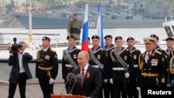 Presiden Rusia Vladimir Putin berpidato menandai "Hari Kemenangan" di Sevastopol , 9/5/2014. 