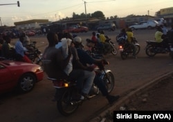 Un moto-taxi à Bouaké, en Côte d'Ivoire, le 5 juin 2017. (VOA/Siriki Barro)