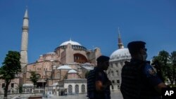 Polisi berpatroli di kawasan Masjid Hagia Sophia di Istanbul, Turkey, 25 Juni 2020. (Foto: AP)