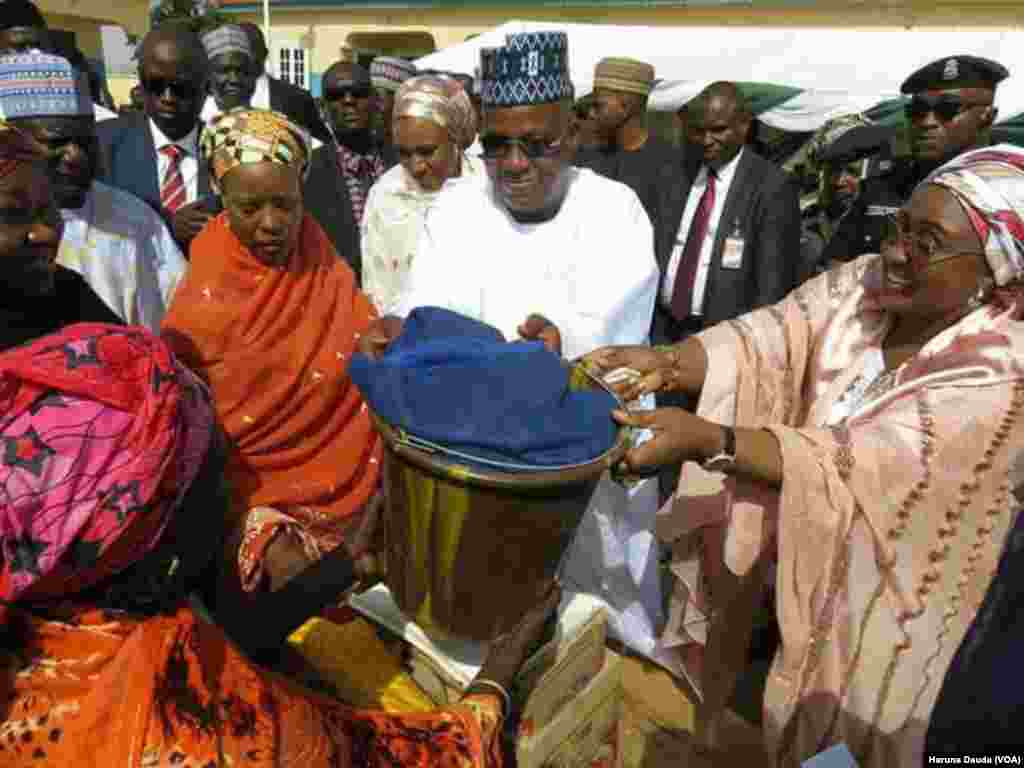 AISHA BUHARI: Ta kai kayan tallafin kayan abinci jihar Borno