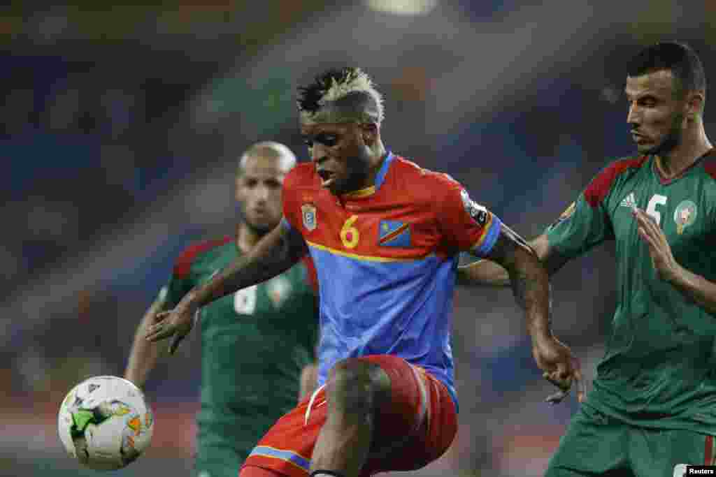 Congo&#39;s Junior Kalonji, left, is challenged by Morocco&#39;s Ghanem Saiss, right, during their African Cup of Nations Group C soccer match between Congo and Morocco at the Stade de Oyem in Oyem, Gabon, Monday Jan. 16, 2017. (AP Photo/Sunday Alamba)