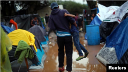 Inmigrantes que forman parte de una caravana de miles de personas de Centroamérica que trata de llegar a Estados Unidos están hacinados en albergues.