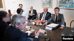 El presidente de Francia, Emmanuel Macron, al fondo a la derecha, junto con su homólogo brasileño, Lula da Silva, conversan con los presidentes de Colombia y Argentina, Gustavo Petro y Alberto Fernández, en presencia de la vicepresidenta de Venezuela, Delcy Rodríguez, en Bruselas