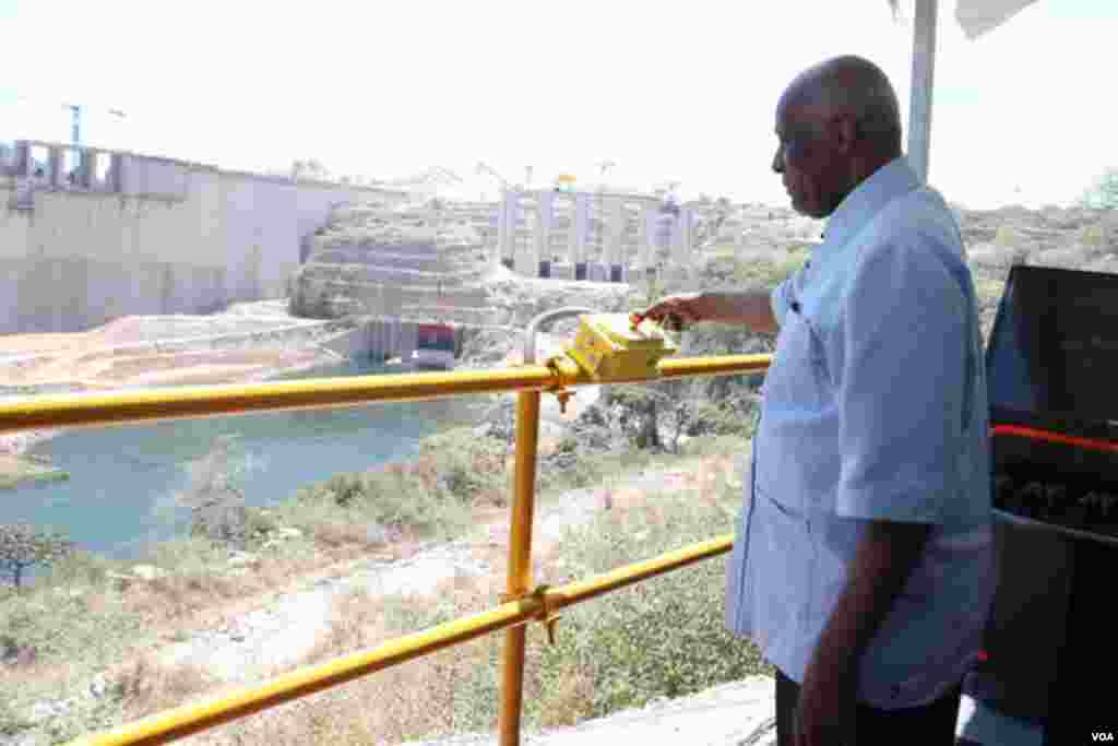 José Eduardo dos Santos na barragem de Laúca