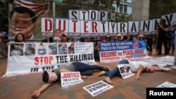 Protesters against Philippine President Rodrigo Duterte demonstrate near the hotel where he is staying at during his visit to Hong Kong, April 12, 2018.