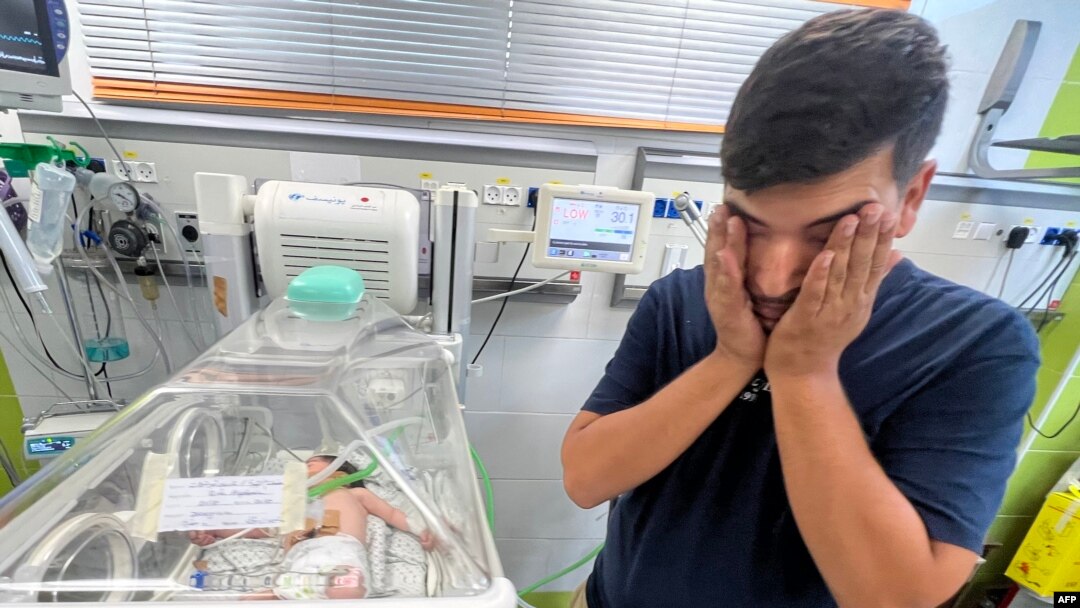 Ayman Abu Shamalah stoji pored svoje ćerke Meke, dok joj se zbrinjava u inkubatoru u bolnici u Rafi 23. oktobra 2023.