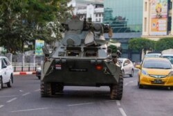 مظاہروں کو روکنے کے لیے سڑکوں پر سیکیورٹی فورسز کا بکتر بند گاڑیوں میں گشت جاری ہے۔ 13 فروری 2021