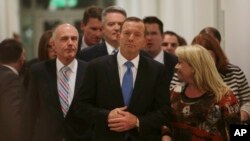 토니 애벗 호주 총리(가운뎨)가 14일 치러진 자유당 대표 선거에서 패한 후 퇴장하고 있다.