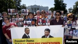 Người Tây Tạng, người Trung Quốc, người Uighur, và các nhà hoạt động Mỹ biểu tình bên ngoài Tòa Bạch Ốc tại Washington ngày 16/9/2015.