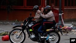 Foto de archivo. Efectivos de la Policía Nacional Bolivariana detienen a un manifestante antigubernamental en Caracas, Venezuela, el jueves 6 de marzo de 2014. (Foto AP/Fernando Llano)