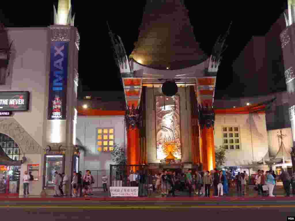 好莱坞的中国戏院前出现声援王炳章的牢笼（美国之音国符拍摄）