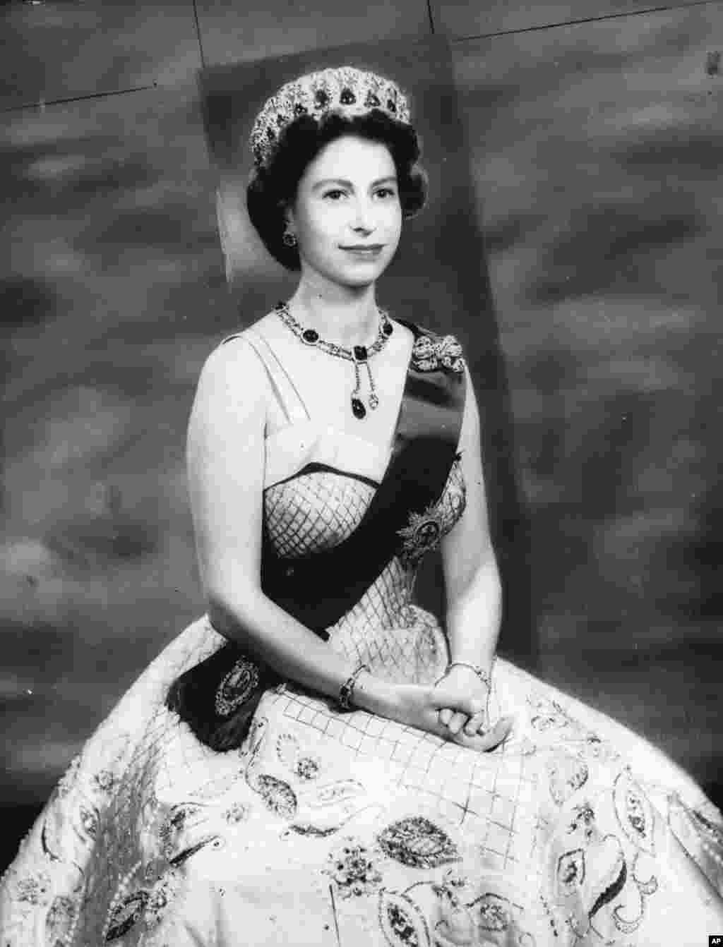 1957年3月23日，伊丽莎白二世身穿晚礼服