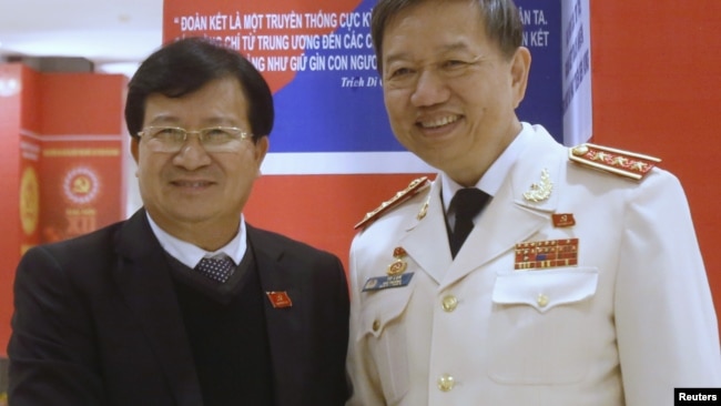 Phó Thủ tướng Việt Nam Trịnh Đình Dũng (trái).