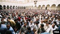 Sholat berjamaah di masjid Al-Azhar di Kairo (foto: dok). Kebanyakan WNI di Mesir adalah mahasiswa universitas tersohor Al-Azhar.