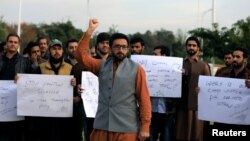 Supporters of the Pashtun Tahafuz Movement (PTM) chant slogans against the murder of a senior police officer after he disappeared from Pakistan's capital city last month, during a protest in Islamabad, Pakistan, Nov.15, 2018. 