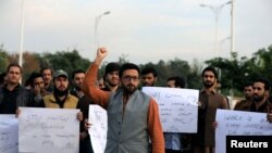 Supporters of the Pashtun Tahafuz Movement (PTM) chant slogans against the murder of a senior police officer after he disappeared from Pakistan's capital city last month, during a protest in Islamabad, Pakistan Nov.15, 2018. 