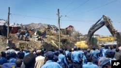 Des officiers de police sécurise le périmètre après un éboulement, dans la capitale Addis Abeba, Ethiopie, le 12 mars 2017. 