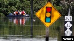 Un dique construido para proteger el pueblo de Princeville de las inundaciones falló por segunda vez en menos de 20 años.