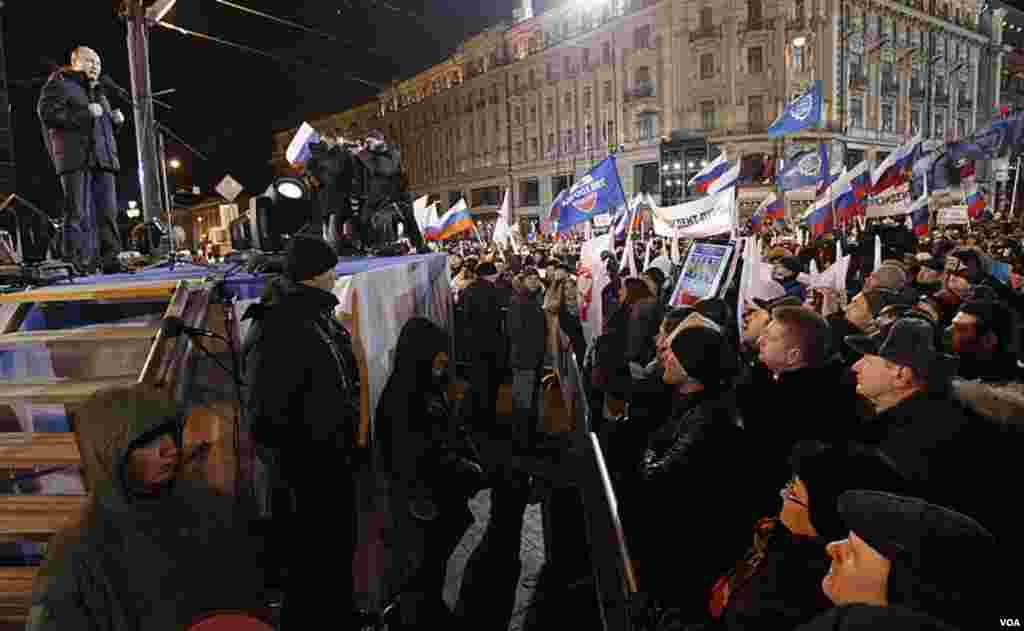 Presidential candidate Vladimir Putin addresses a massive rally of his supporters outside Kremlin, in Moscow, Russia, March 4, 2012. (AP)