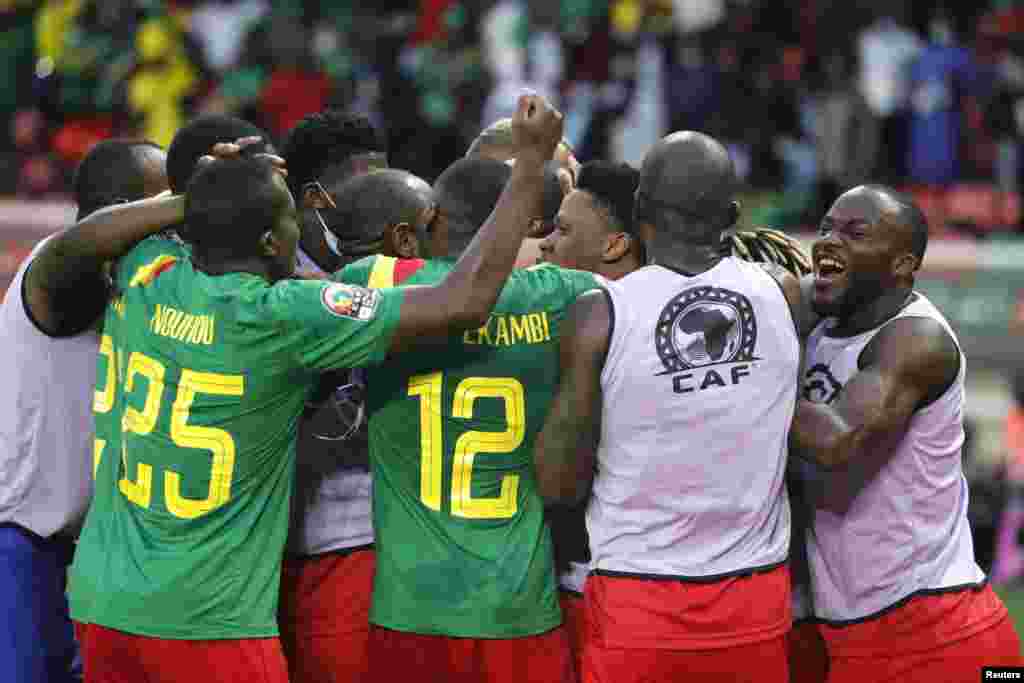 Cameroon&#39;s Vincent Aboubakar celebrates scoring their second goal with teammates against Ethiopia.