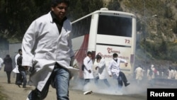 Estudiantes de Medicina de Bolivia participan en una de las manifestaciones realizadas en los pasados 52 días de huelga.