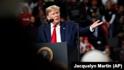 Президент США Дональд Трамп виступає перед виборцями в містечку Толедо штату Огайо, 9 січня 2020 року