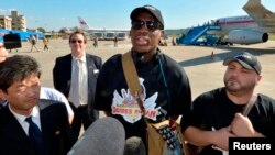 Dennis Rodman (C) llega al aeropuerto de Pyongyang, Corea del Norte, en su segunda visita este año a ese país.