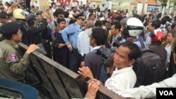 Opposition demonstrators were met with police blockage but eventually they relented and allowed the demonstrators to pass. (Photo: Hul Reaksmey/VOA Khmer)