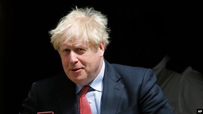 资料照：英国首相约翰逊离开唐宁街10号前往议会。（2020年7月15日）