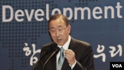ທ່ານ Ban Ki-moon ເລຂາທິການໃຫຍ່ຂອງ ອົງການສະຫະປະຊາຊາດ ຮຽກຮ້ອງໃຫ້ ເກົາຫລີເໜືອ ແລະເກົາຫລີໃຕ້ ຈົ່ງລຸດຜ່ອນຄວາມເຂັ່ງຕຶງ.
